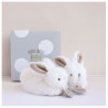 Chaussons hochet lapin bonbon taupe - Doudou et Cie